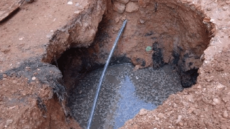 شارع “طنجة”.. تسرب مياه الصرف وروائح كريهة منذ أشهر