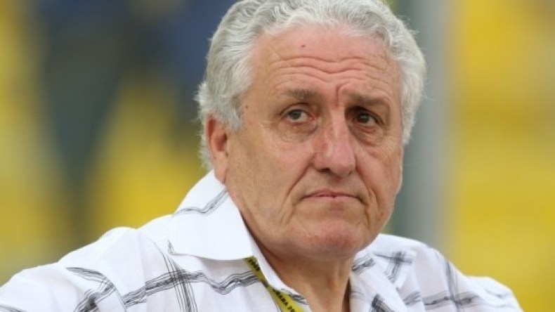 مدرب المولودية السابق روبيرت نوزاري يعتزل عالم كرة القدم