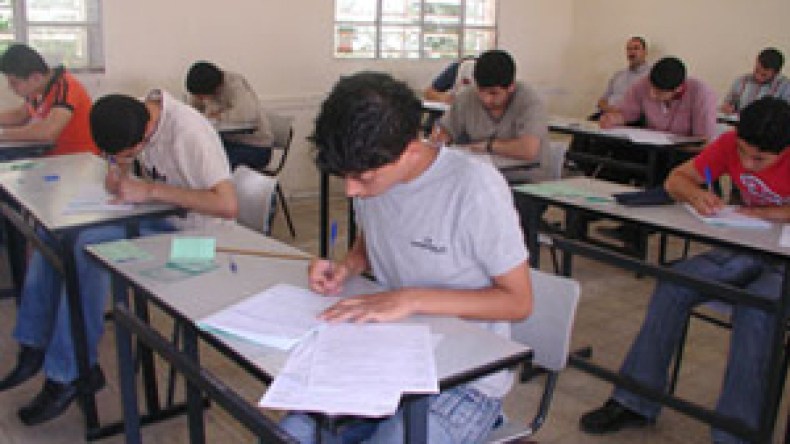 امتحان الكيمياء يُعجز المترشحين وأسئلة العربية في متناول الجميع