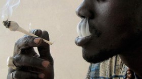 إفريقي ابتلع 50 كبسولة كوكايين فطرح ثماني منها ثم غسلها ووضعها بجيبه