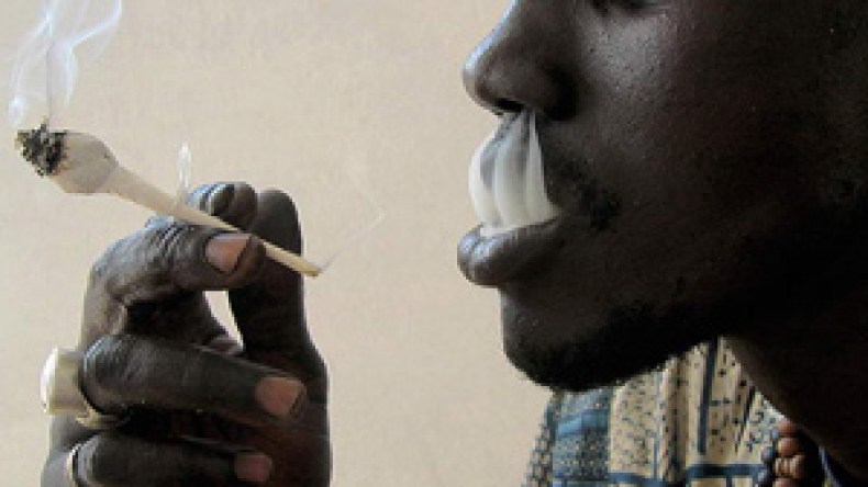 إفريقي ابتلع 50 كبسولة كوكايين فطرح ثماني منها ثم غسلها ووضعها بجيبه