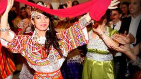 عمال أجانب يشاركون سكان القبائل أفراحهم