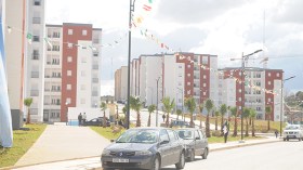 “نعيش النعيم داخل سكنات كنا نحلم بها.. ولا ينقصنا إلا النقل”