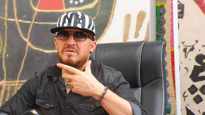 “أغني للشعب المغربي ولم أتلق أي دعوة إلى العيون المحتلة”