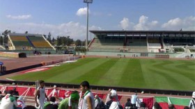 آلاف الأنصار الذين يحملون التذاكر لم يتمكنوا من الدخول وأعمال عنف في الملعب