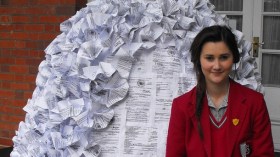 مراهقة بريطانية تصمم فستان زفاف ب 1500 ورقة طلاق