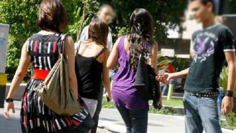 السجن خمس سنوات لكل رجل يتحرش بامرأة