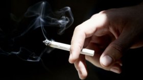 صائمون يفطرون على السيجارة بدل التمر!