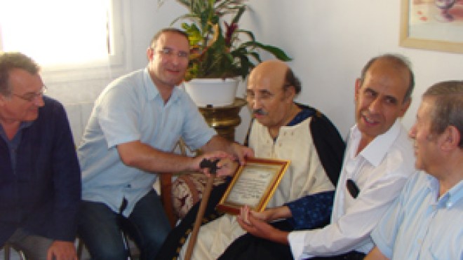 أكبر جريدة عربية تكرم أكبر كاتب معرب في قلب باريس