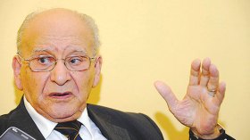 “الفرقاني بخير ولم ننقله إلى المستشفى.. احتفل منذ يومين بعيد ميلاده الـ 88”