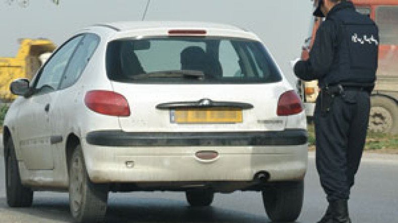 تفكيك شبكة دولية في تهريب السيارات والشاحنات بتبسة