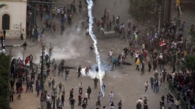 مصر: حرب شوارع و”ثوار الميدان” ينسحبون مع أول هجوم للشرطة