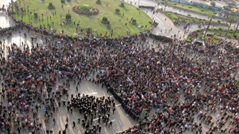 معارضو مرسي يتدفقون على ميدان التحرير للمطالبة برحيله