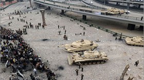 انتشار الدبابات قرب ميدان التحرير في مصر