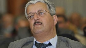 خصوم الطيب الهواري يعلنون تجميد عضويته وإحالته على لجنة الانضباط