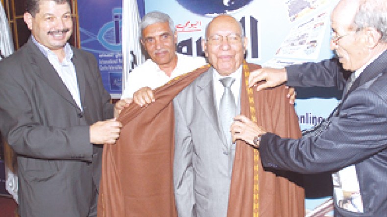 هكذا عوضنا العلم الفرنسي بالراية الوطنية على مبنى الإذاعة والتلفزيون