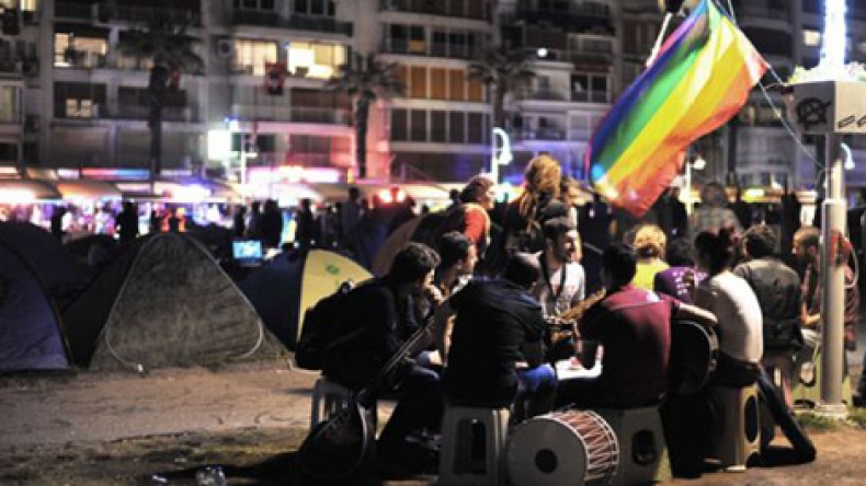 شرطة تركيا تستخدم خراطيم المياه لتفريق المتظاهرين