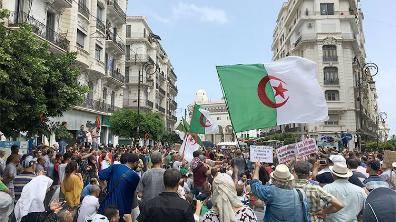“الجزائر حررها الجميع ويبنيها الجميع”