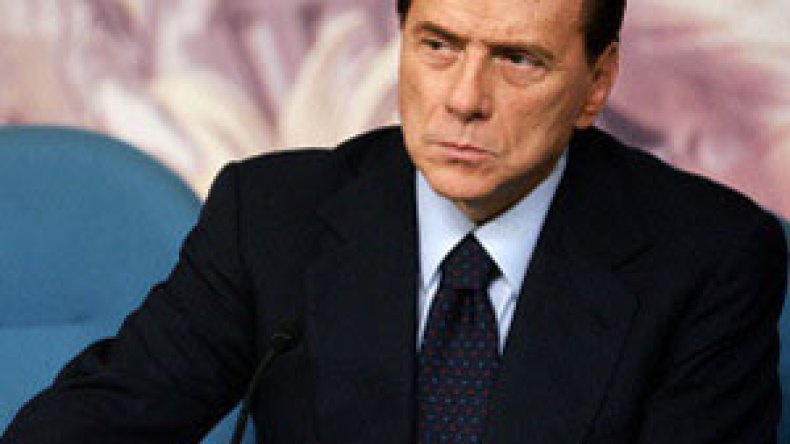 سيلفيو بيرلسكوني يعلن انتصاره على “الزبالة”