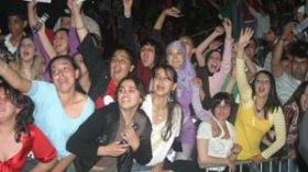 تامر حسني يتعرض للضرب والجرح وإغماءات في صفوف المراهقات