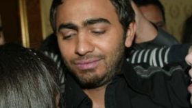 معجبات تامر حسني…عانقنه وبكين ثم اعتدين عليه