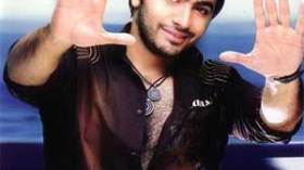 تامر حسني يغني في الجزائر بمليار ونصف الملاير !