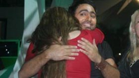 موظف يحمل الصورة إلى قبور الشهداء