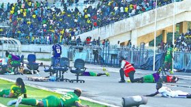 سرب من النحل يغزو الملعب في مباراة تنزانية!