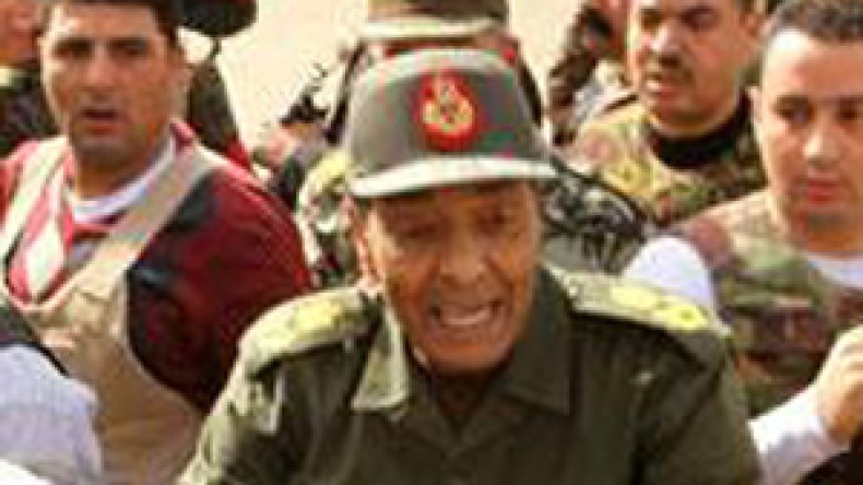 الجيش المصري يجمد العمل بالدستور ويحل البرلمان