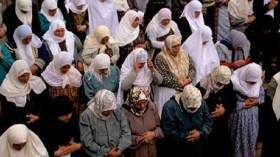 القرضاوي أجاز للنساء “الترويح”في “التراويح”