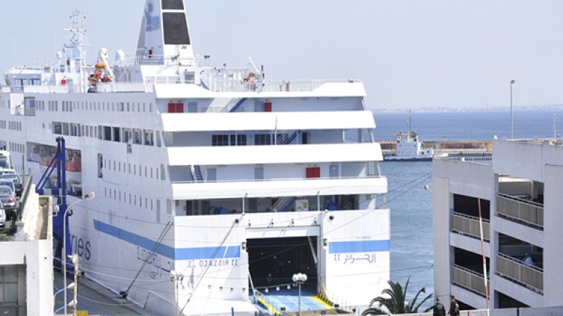 عمال شركة النقل البحري للمسافرين يحتجون