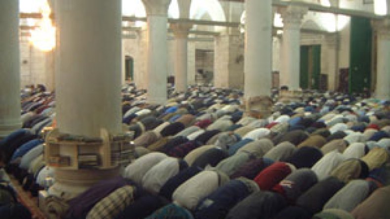 منح أكثر من 300 ترخيص، و38  مفتشا لمراقبة الأئمة في صلاة التراويح