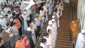 أئمّة يطردون المصلين من صلاة التروايح!!