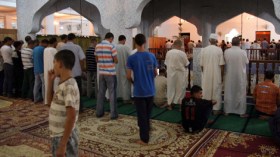 مصلّون يبحثون عن إمام على المقاس في رمضان