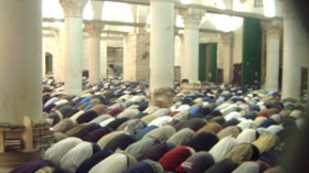 صلاة التراويح على أنغام ” أخصمك آه ” !