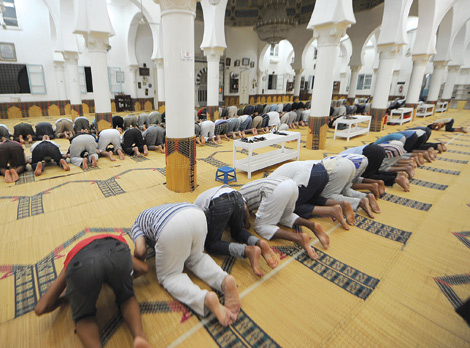 Algerians prayed for victory over Germany, did not give up Taraweeh prayer