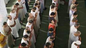 أئمة متطوّعون لا يحفظون القرآن في صلاة التراويح!