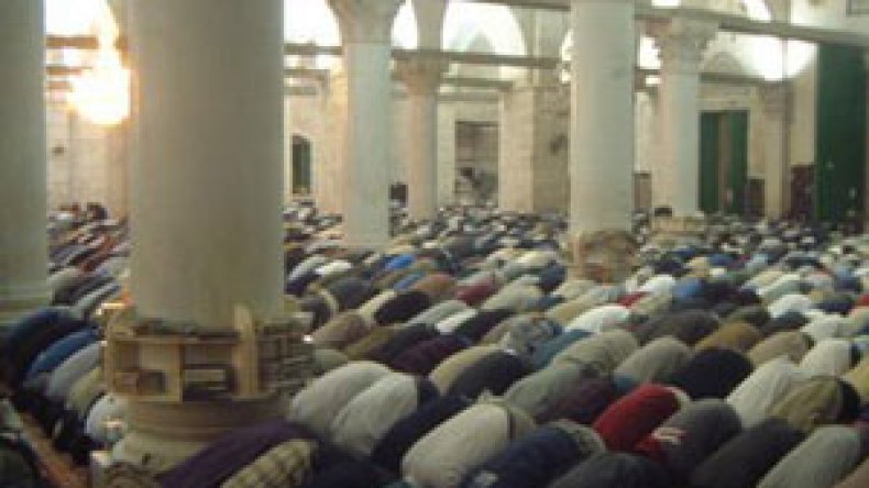 غياب المكيفات ومواقف السيارات هاجس تراويح هذا العام