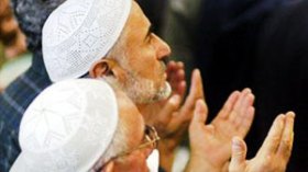 بالفيديو…10 آلاف مصل تونسي في اول تراويح بعد سقوط بن علي