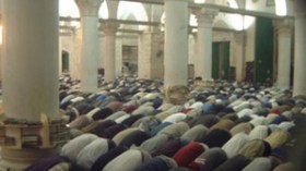 مصلون يتأسفون على تقصير صلاة التراويح ويطالبون بالنظافة والنظام بالمساجد