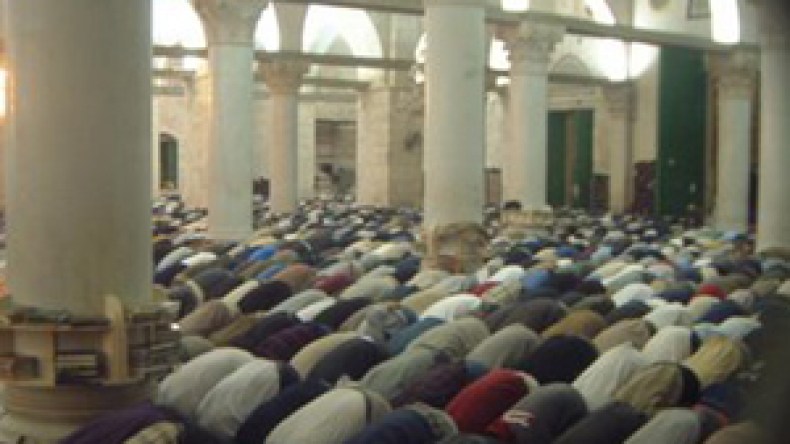 مصلون يتأسفون على تقصير صلاة التراويح ويطالبون بالنظافة والنظام بالمساجد