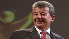 طارق بن عمار ينصب نفسه وزيرا للاتصال في الحكومة الجزائرية