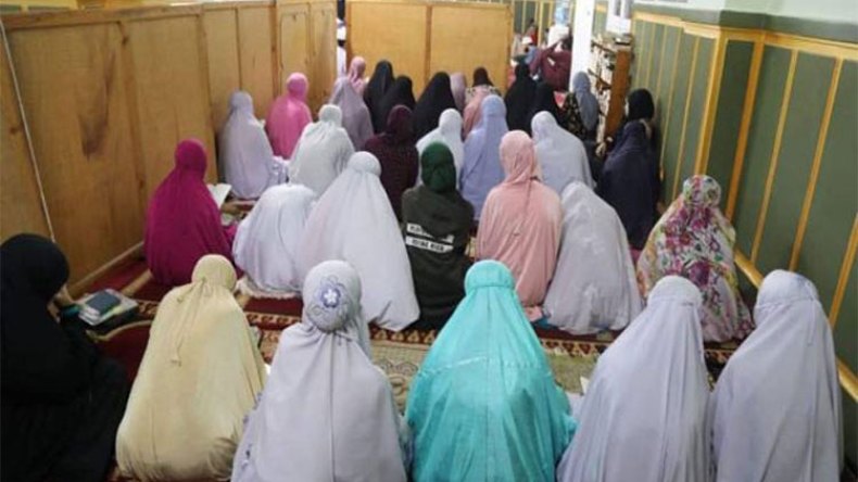 منع النساء من التراويح يثير جدلا على مواقع التواصل