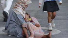 مساعدة المتسولين بالمال حرام وحقهم لا يتعدى القوت لإنقاذهم من الموت