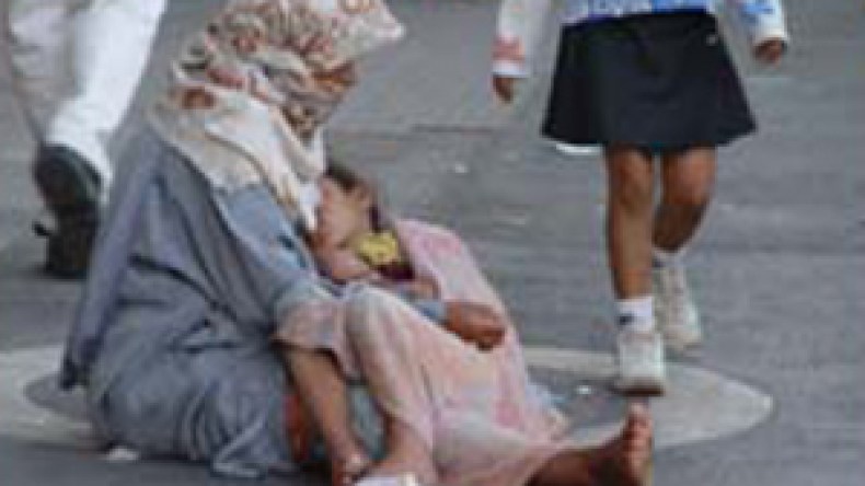 مساعدة المتسولين بالمال حرام وحقهم لا يتعدى القوت لإنقاذهم من الموت
