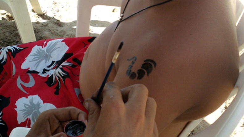 صور شياطين ورسومات فاضحة على أجساد الجزائريين