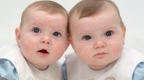 توأم بريطاني في شهره التاسع يسبح لمسافة 25 مترا