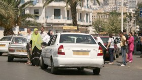 سائقو سيارات الأجرة يشتكون: “رزقنا في خطر”