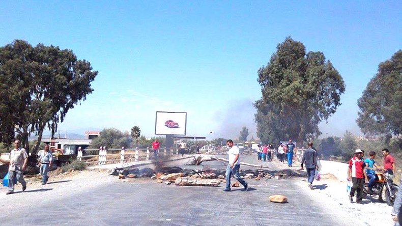 بائعو الخمور يغلقون طريقا وطنيا ببجاية للمطالبة بتوسيع نشاطهم