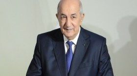 رئيس الجمهورية عبد المجيد تبون يعزي عائلة الفقيد الفنان “إيدير”